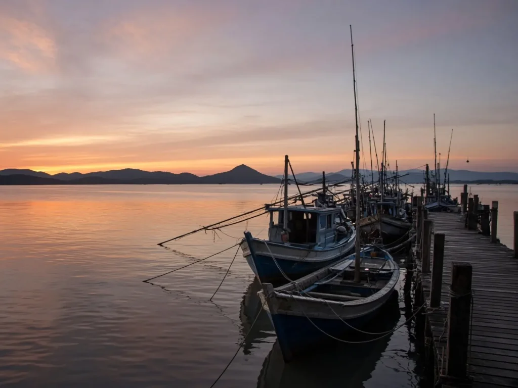Embarcaciones pesqueras en muelle al amanecer